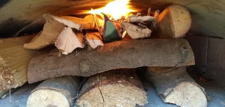 Holzbackofen anfeuern