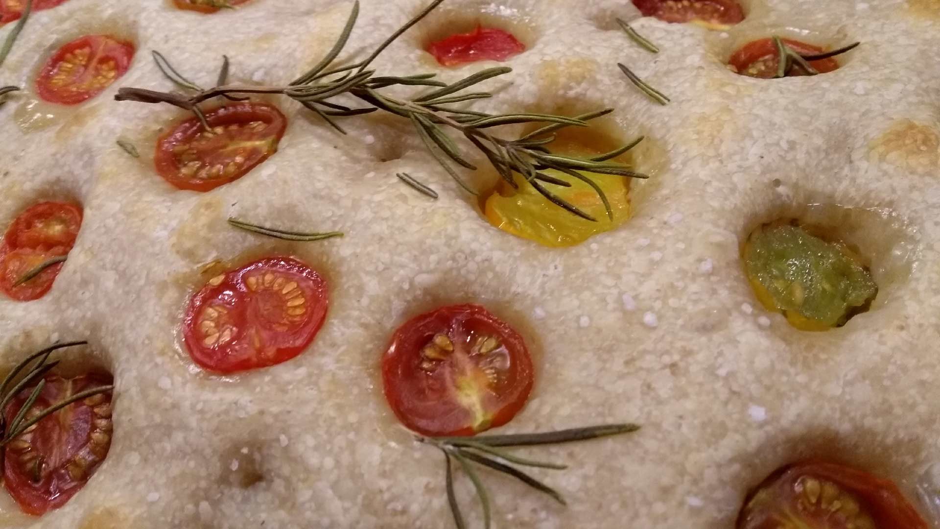 Focaccia mit bunten Tomaten