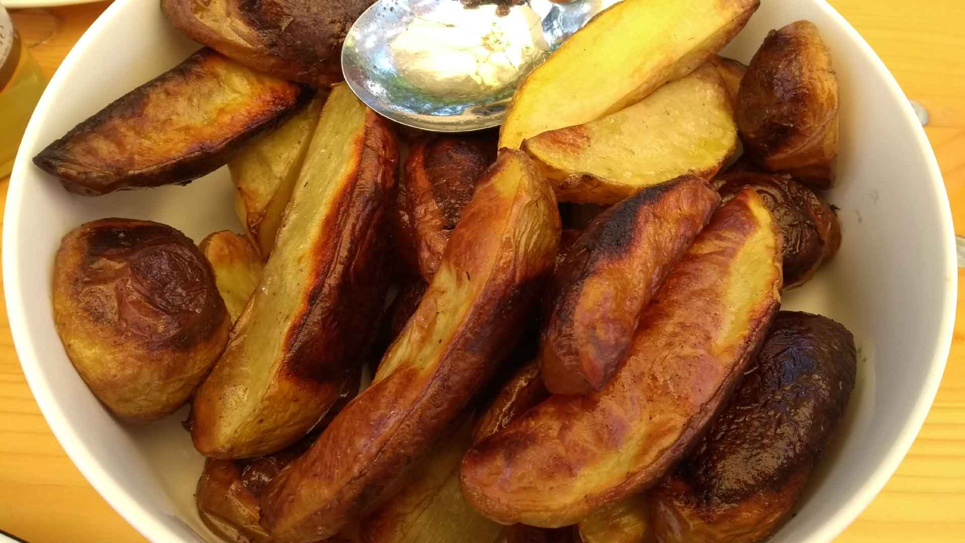 Kartoffelecken (Potato Wedges) aus dem Holzbackofen