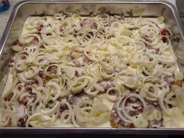 Zwiebel-Sahne-Schnitzel - Rezepte für den Holzbackofen Zwiebel-Sahne-Schnitzel - Rezepte für den Holzbackofen