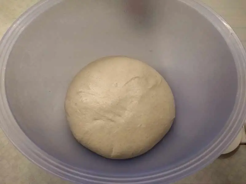 Teig der Frühstücksbrötchen zu Gare stellen