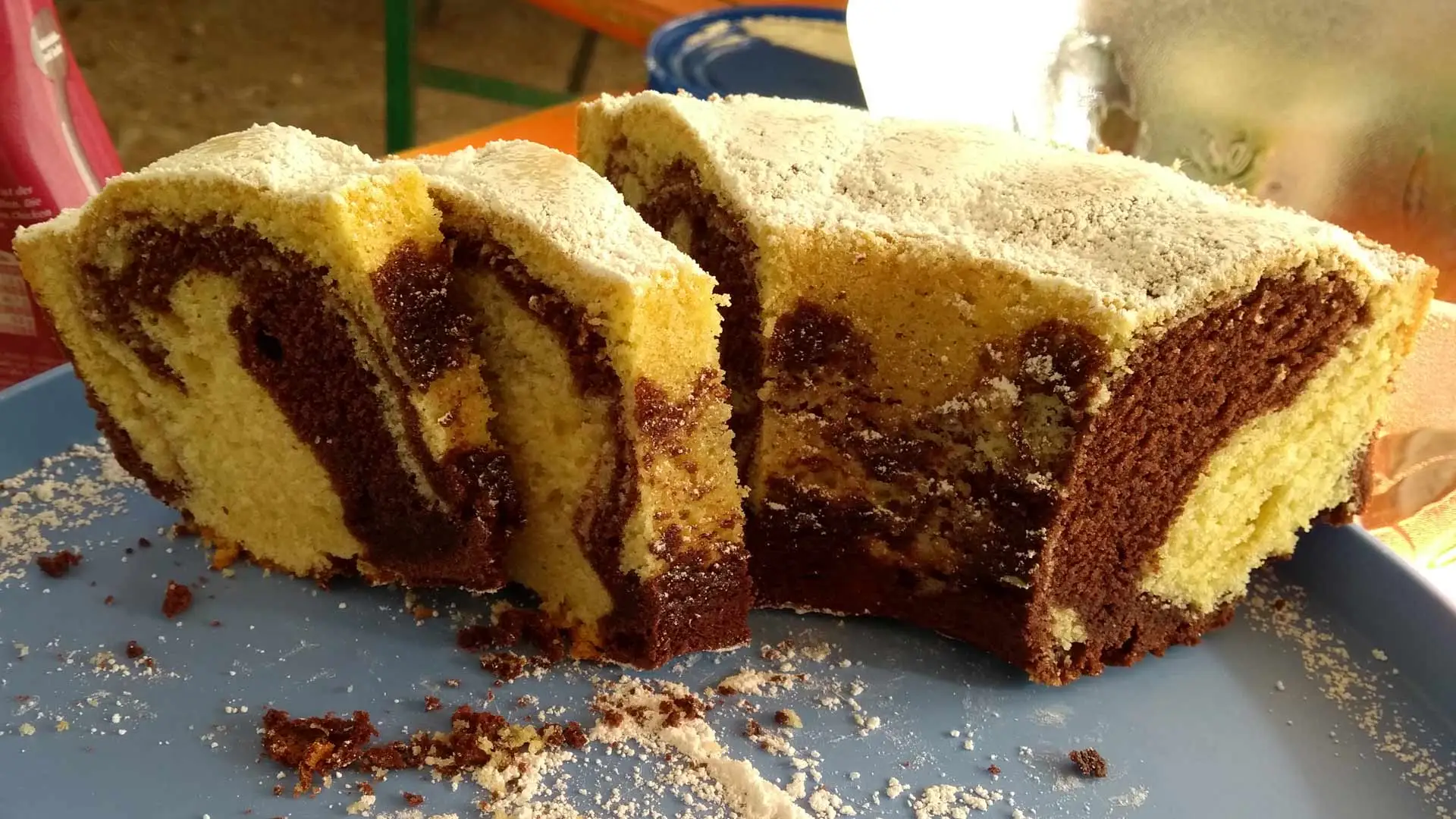 Marmorkuchen mit Gelbweizen aufgeschnitten
