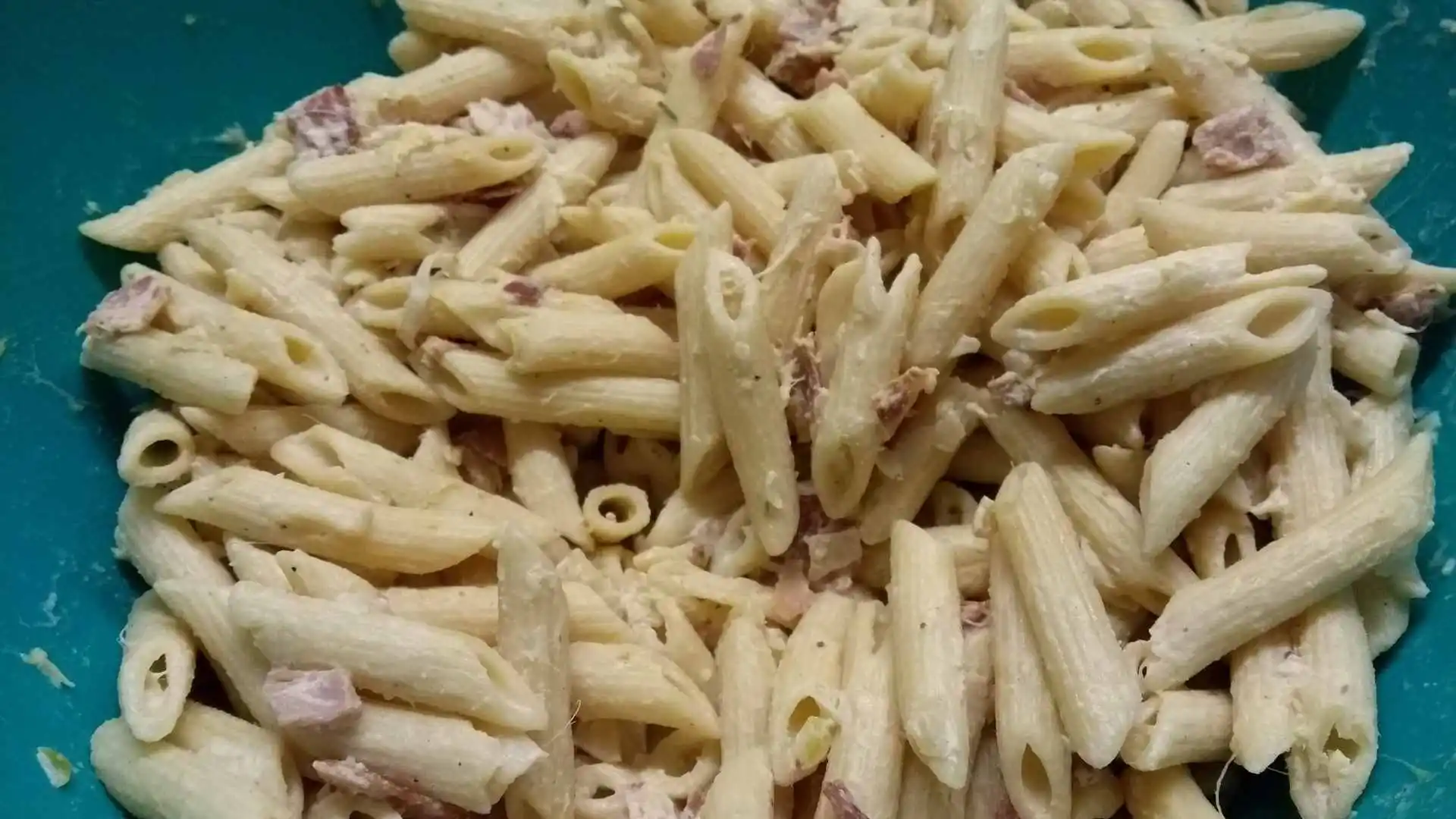 Nudelsalat mit gebratenem Schinken und Spargel