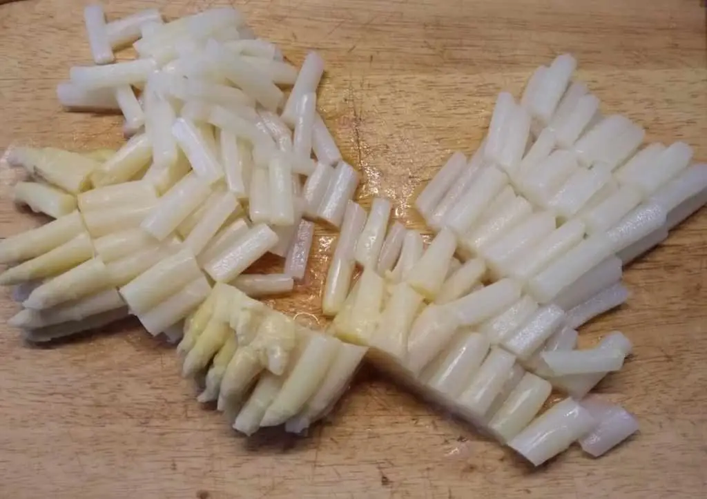 Spargel für den Nudelsalat schneiden